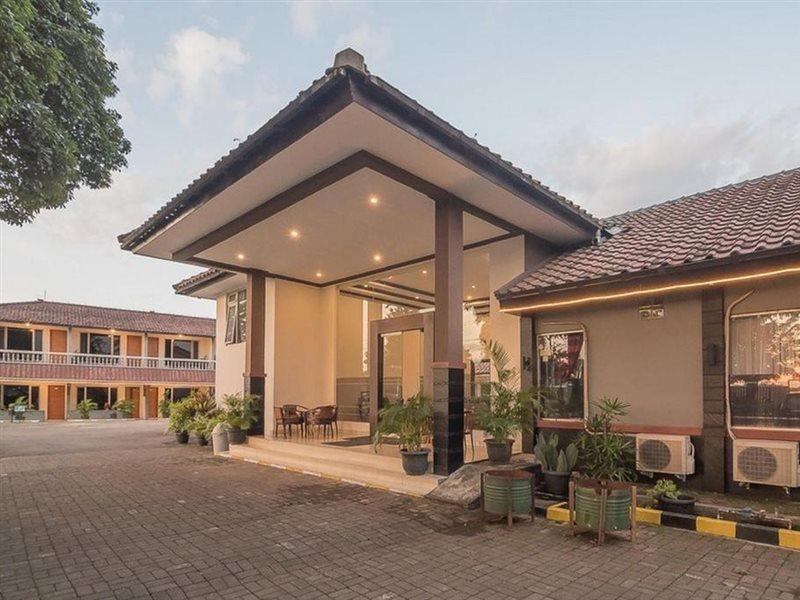 RedDoorz near Alun Alun Subang Hotel Exterior foto