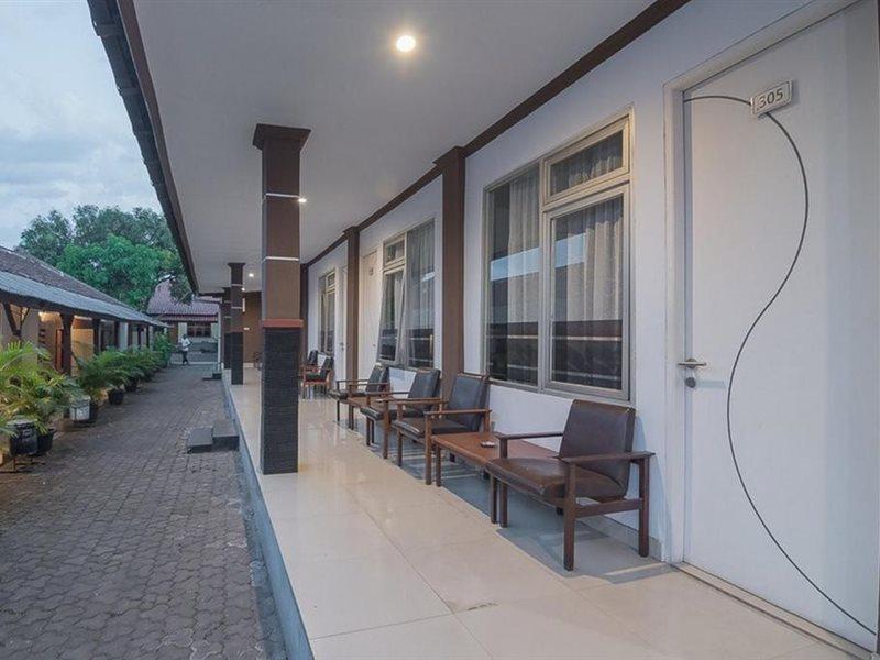 RedDoorz near Alun Alun Subang Hotel Exterior foto