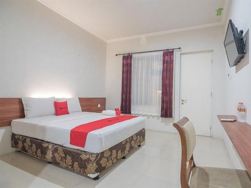 RedDoorz near Alun Alun Subang Hotel Exterior foto