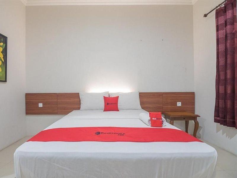 RedDoorz near Alun Alun Subang Hotel Exterior foto