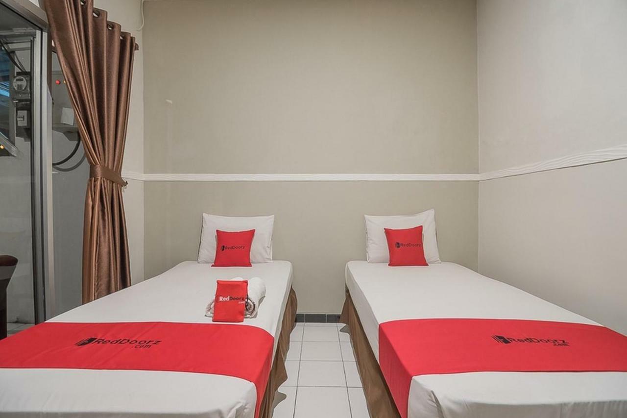 RedDoorz near Alun Alun Subang Hotel Exterior foto