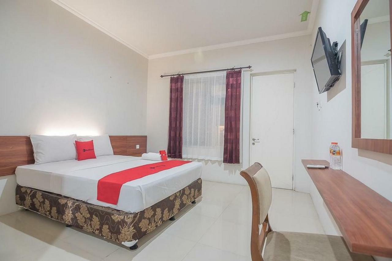 RedDoorz near Alun Alun Subang Hotel Exterior foto