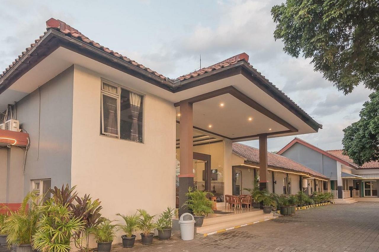 RedDoorz near Alun Alun Subang Hotel Exterior foto