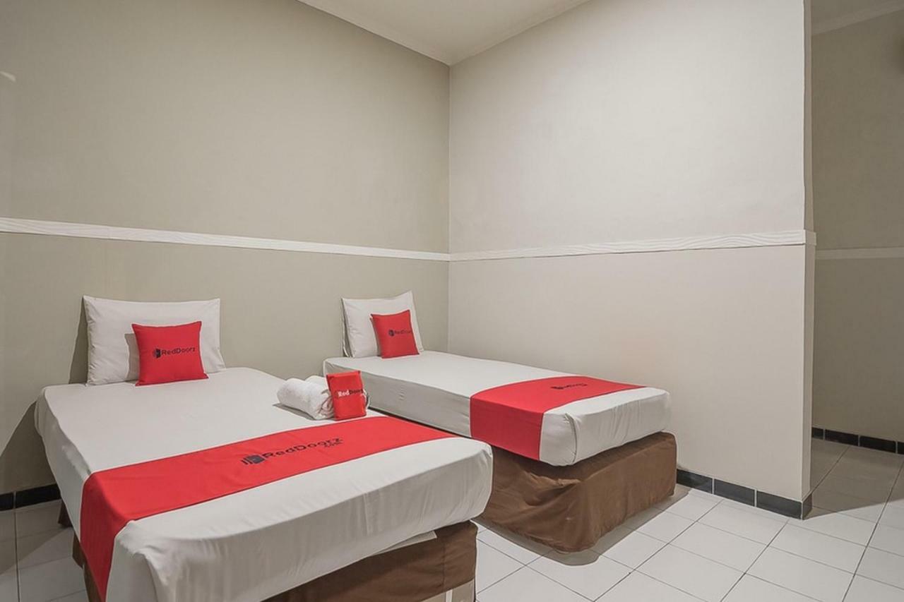 RedDoorz near Alun Alun Subang Hotel Exterior foto