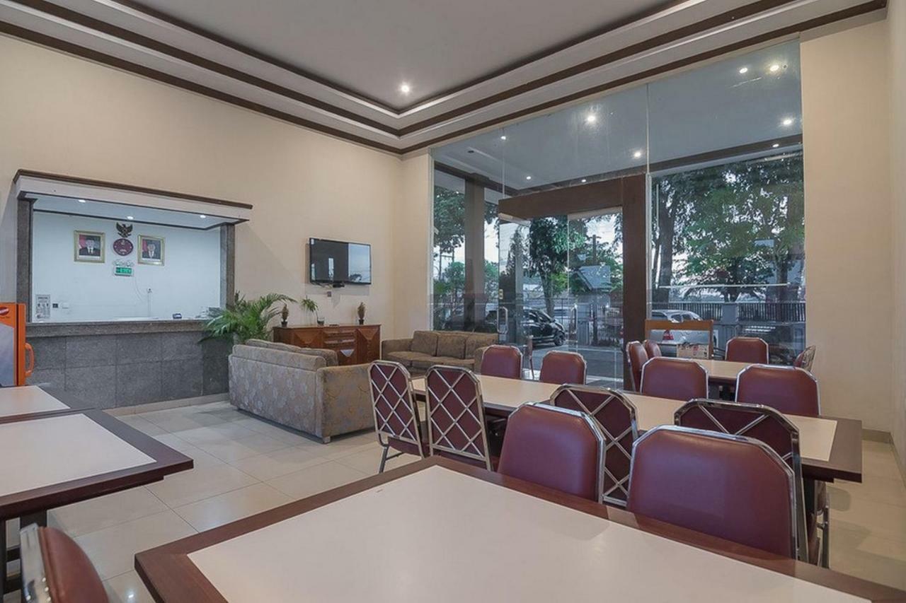 RedDoorz near Alun Alun Subang Hotel Exterior foto
