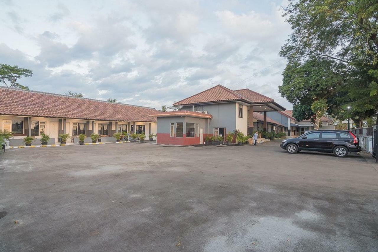 RedDoorz near Alun Alun Subang Hotel Exterior foto
