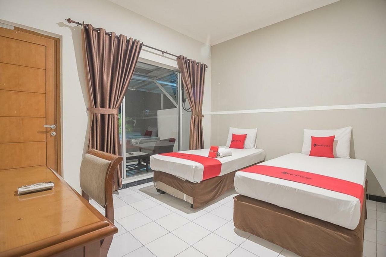 RedDoorz near Alun Alun Subang Hotel Exterior foto