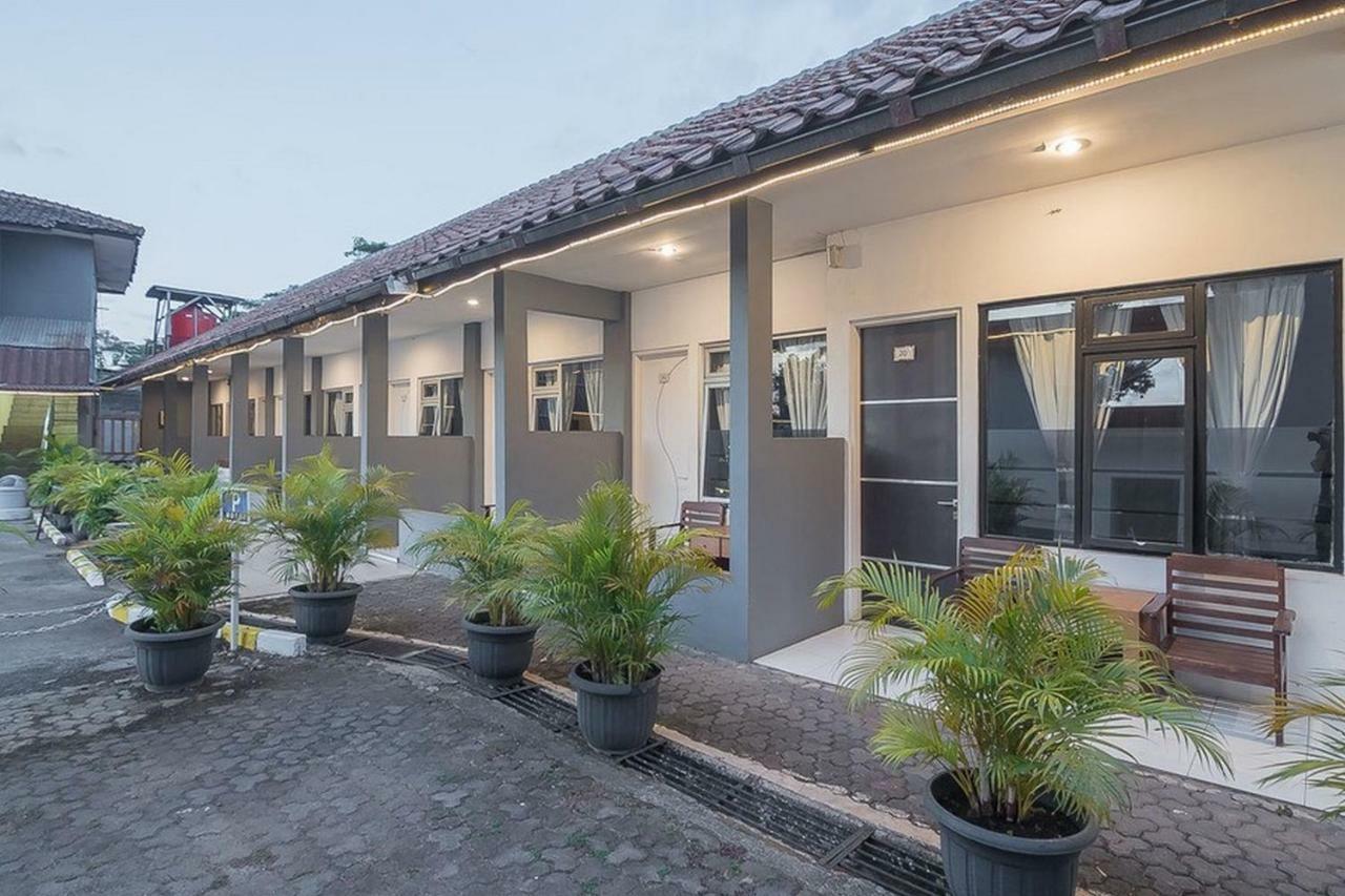 RedDoorz near Alun Alun Subang Hotel Exterior foto