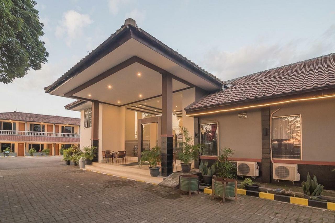 RedDoorz near Alun Alun Subang Hotel Exterior foto
