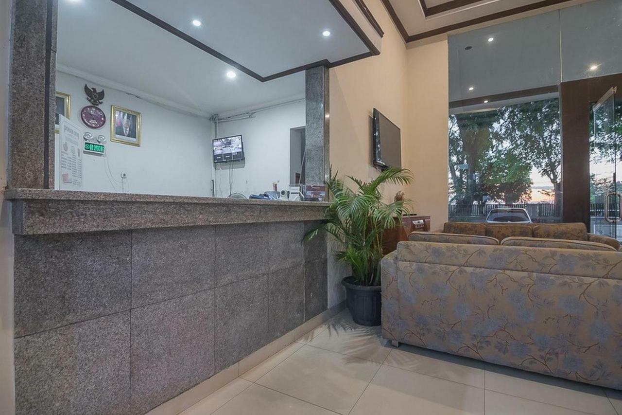 RedDoorz near Alun Alun Subang Hotel Exterior foto