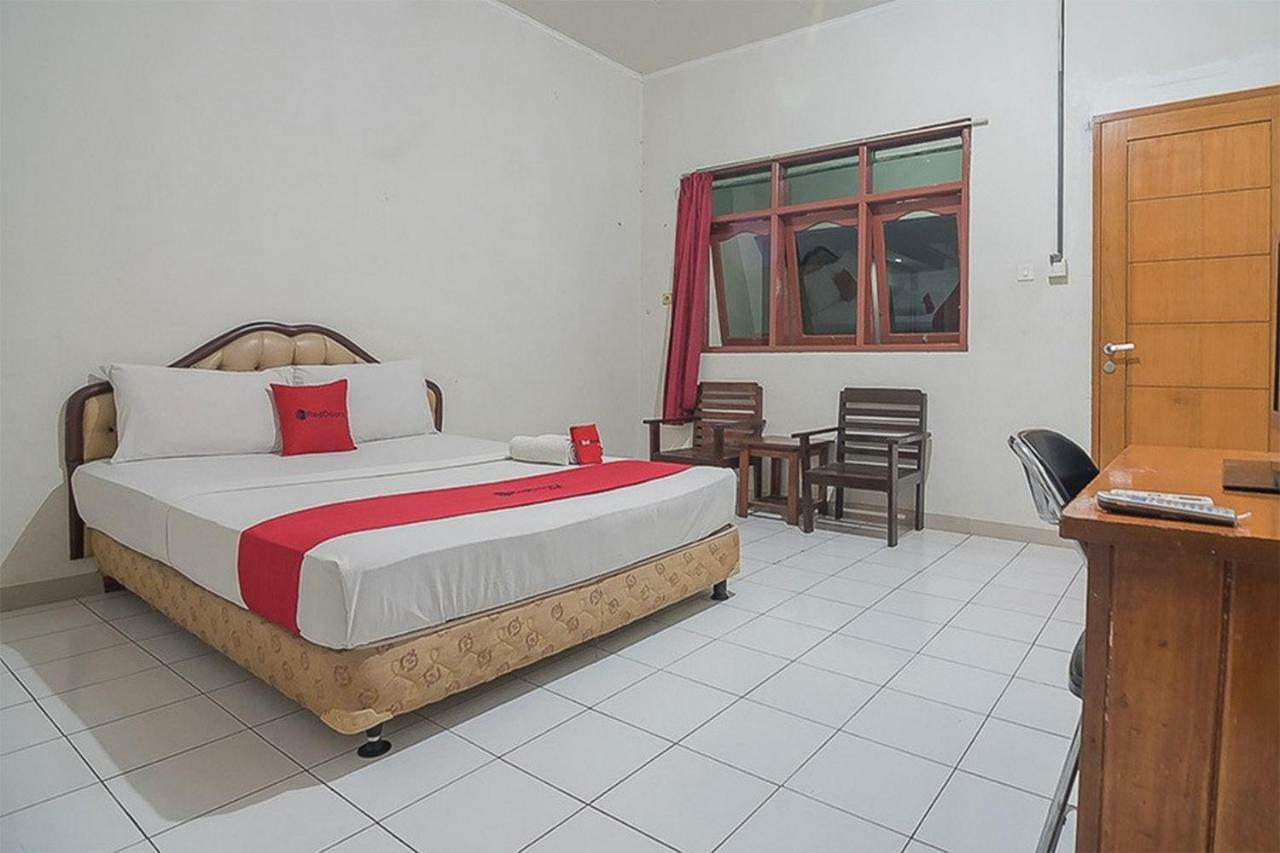 RedDoorz near Alun Alun Subang Hotel Exterior foto
