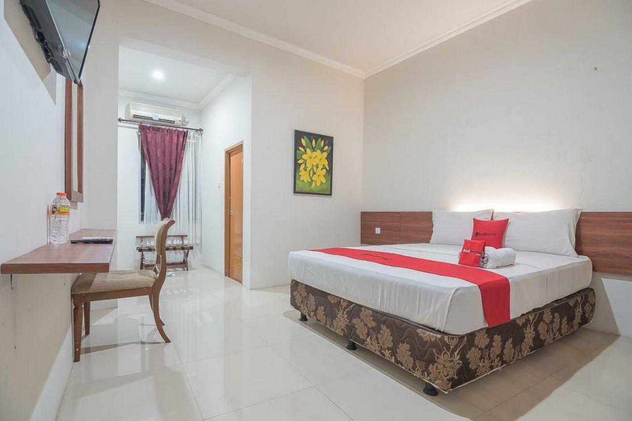 RedDoorz near Alun Alun Subang Hotel Exterior foto