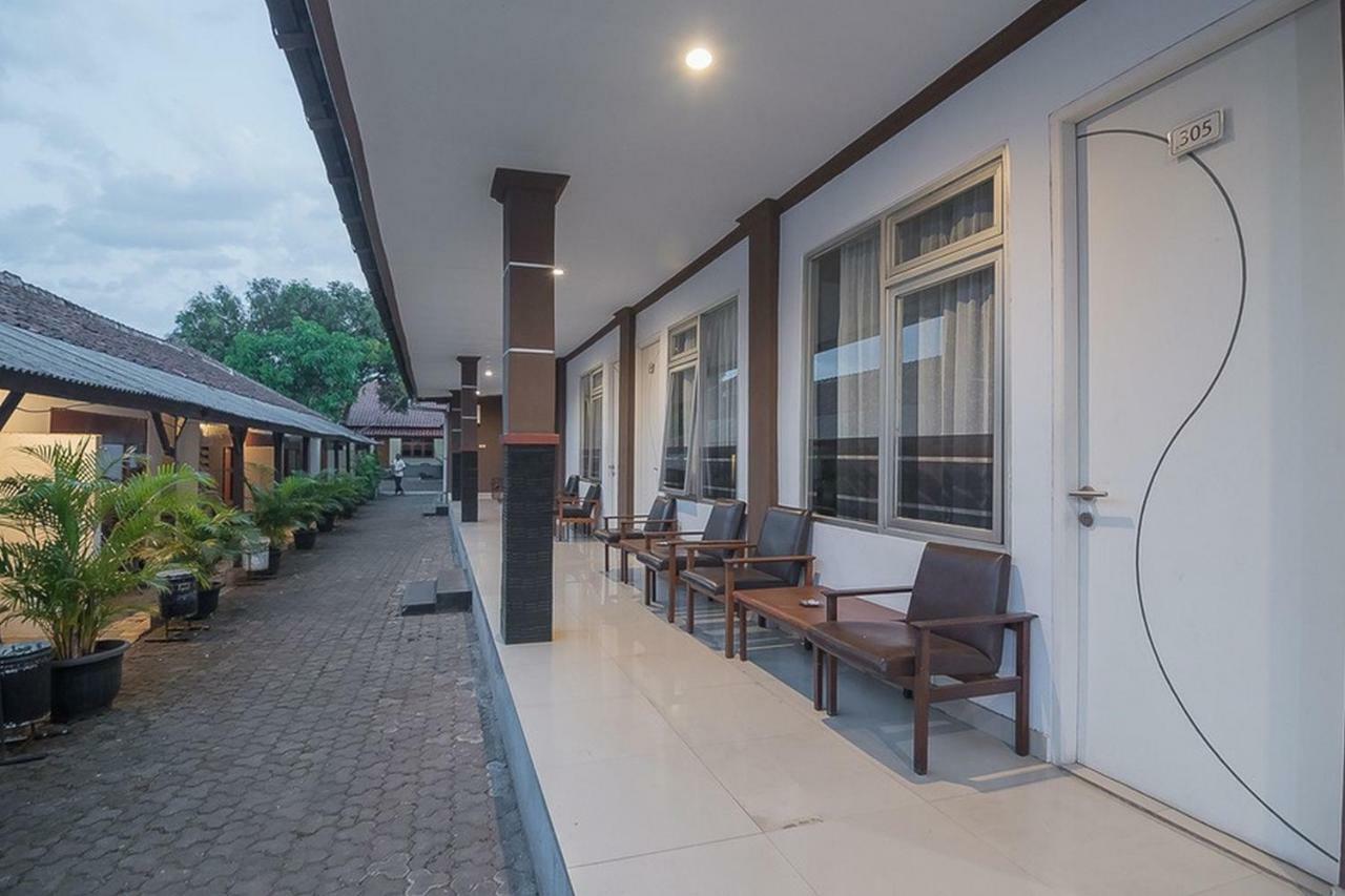 RedDoorz near Alun Alun Subang Hotel Exterior foto