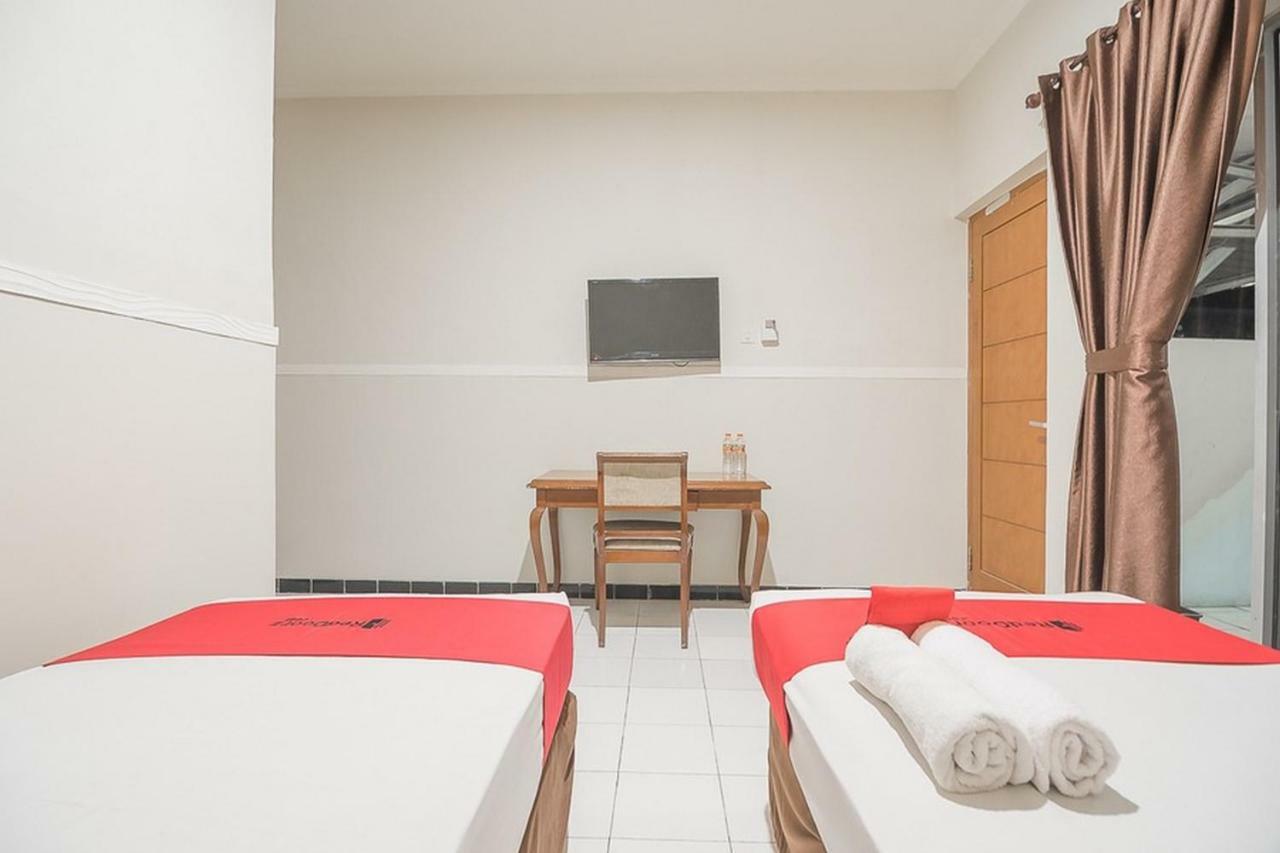 RedDoorz near Alun Alun Subang Hotel Exterior foto